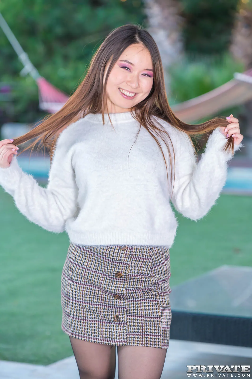 ▷ Yiming Curiosity in Yiming Curiosity, Cum Stained Glasses (Photo 1) |  Private